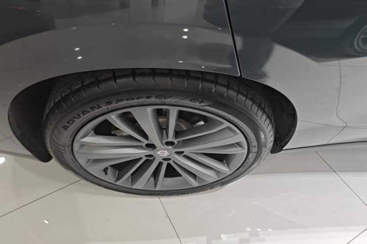 Used Leapmotor C16 2026 Pure Electric 630 LiDAR Zhizun Edition 5 Seats Right Rear Wheel Hub
