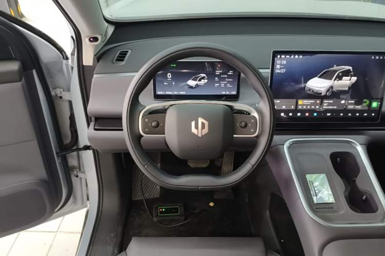 Used Leapmotor C16 2026 Extended-Range 280 LiDAR Zhizun Edition 6 Seats Steering Wheel