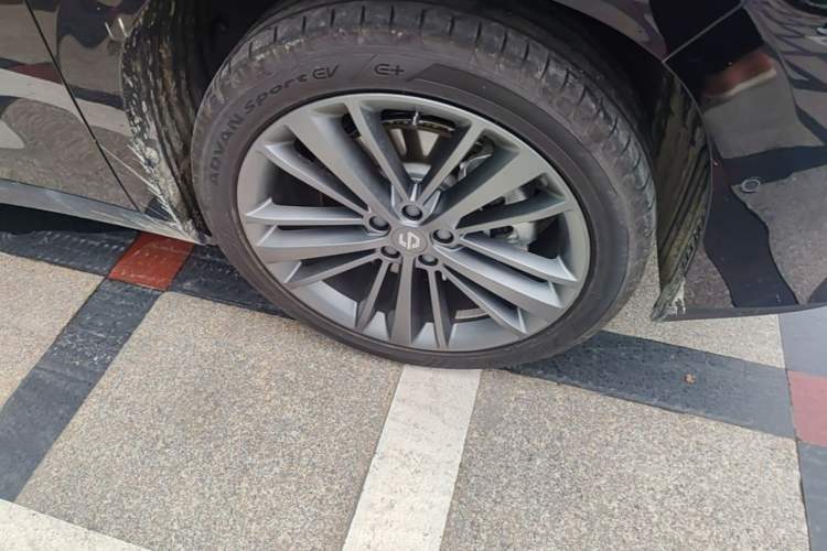Used Leapmotor C16 2026 Extended-Range 280 LiDAR Zhizun Edition 6 Seats Right Front Wheel Hub