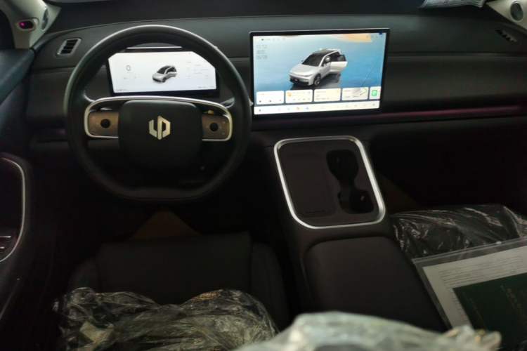Used Leapmotor C16 2026 All-Electric 630 LiDAR Zhizun Edition 6 Seats Center Console