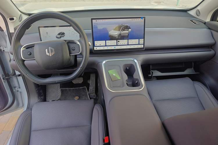 Used Leapmotor C16 2026 All-Electric 630 LiDAR Zhizun Edition 6 Seats Center Console