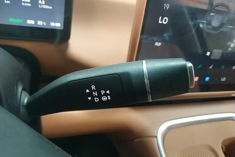 Used Leapmotor C16 2026 Extended-Range 280 LiDAR Zhizun Edition 5 Seats Gear Lever