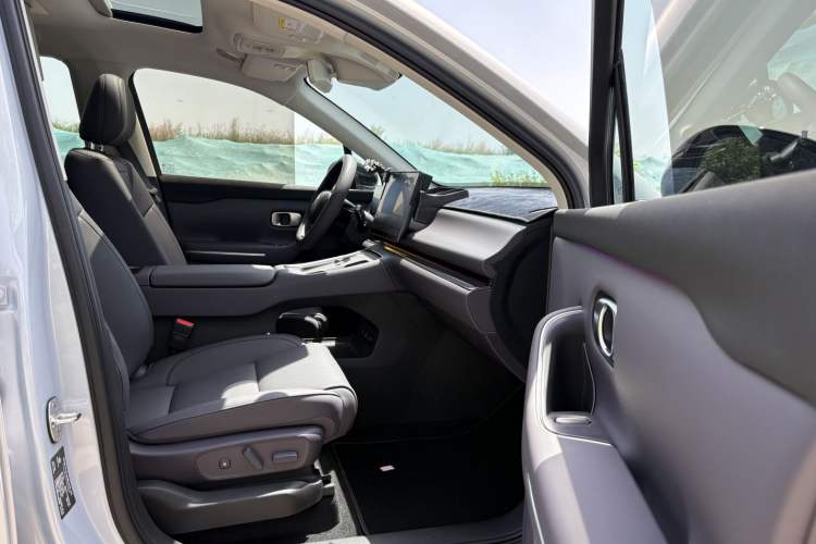 Used Leapmotor C16 2026 Extended-Range 280 LiDAR Zhizun Edition 6 Seats Interior 3