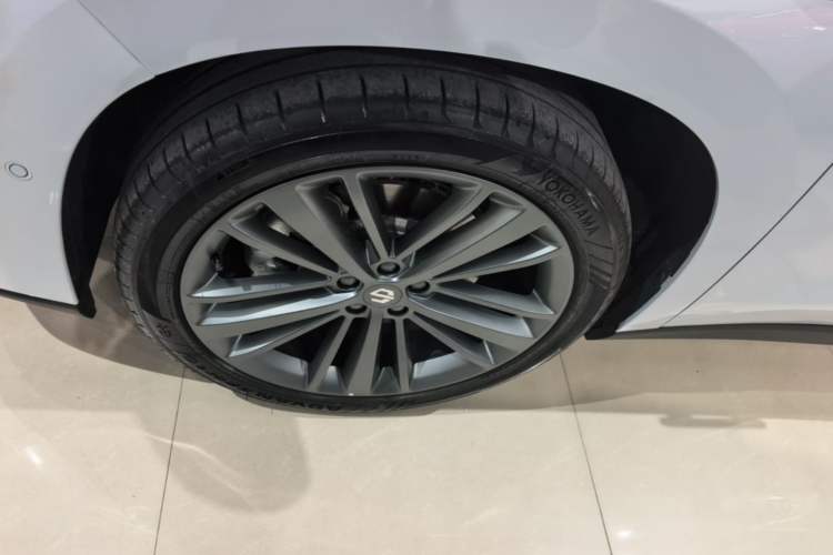 Used Leapmotor C16 2026 All-Electric 630 LiDAR Zhizun Edition 6 Seats Left Front Wheel Hub