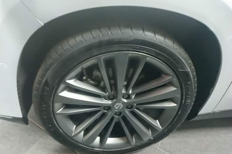 Used Leapmotor C16 2026 Extended-Range 280 LiDAR Zhizun Edition 5 Seats Left Front Wheel Hub
