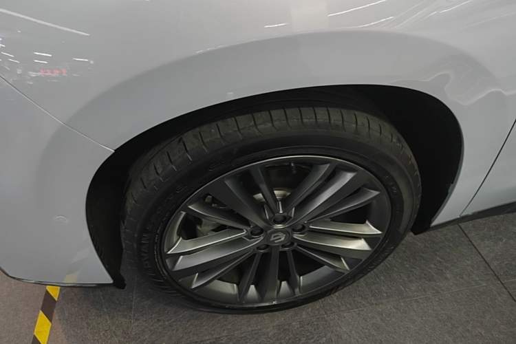 Used Leapmotor C16 2026 Extended-Range 280 LiDAR Zhizun Edition 5 Seats Left Front Wheel Hub