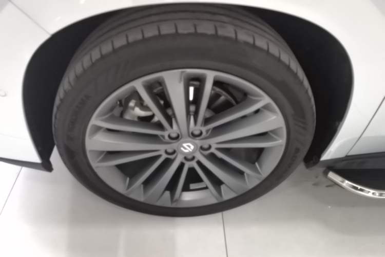 Used Leapmotor C16 2026 All-Electric 630 LiDAR Zhizun Edition 6 Seats Left Front Wheel Hub