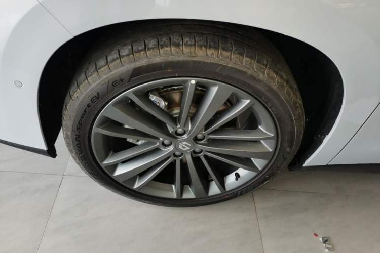 Used Leapmotor C16 2026 All-Electric 630 LiDAR Zhizun Edition 6 Seats Left Front Wheel Hub