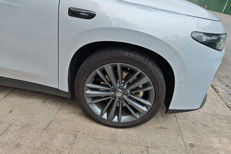 Used Leapmotor C16 2026 Extended-Range 280 LiDAR Zhizun Edition 6 Seats Right Front Wheel Hub