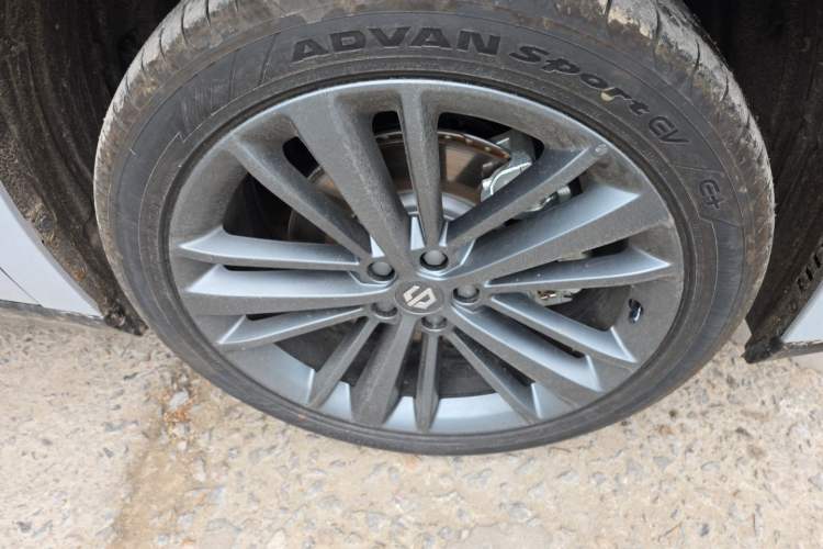 Used Leapmotor C16 2026 Pure Electric 630 LiDAR Zhizun Edition 5 Seats Right Front Wheel Hub