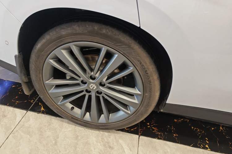 Used Leapmotor C16 2026 Pure Electric 630 LiDAR Zhizun Edition 5 Seats Right Rear Wheel Hub