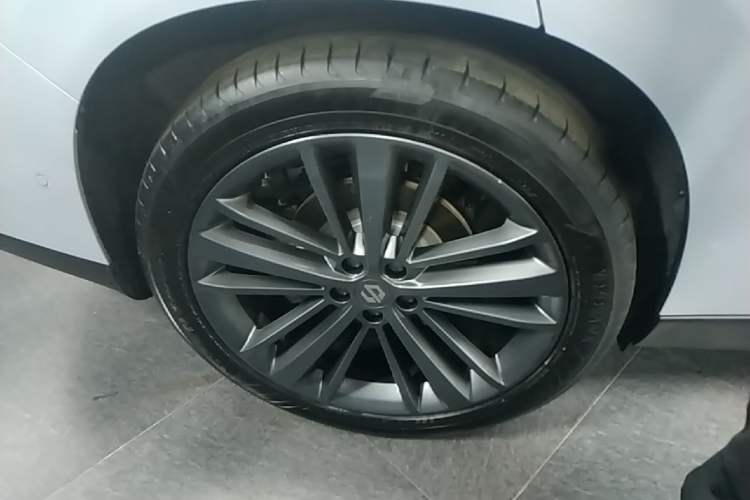 Used Leapmotor C16 2026 Extended-Range 280 LiDAR Zhizun Edition 5 Seats Right Rear Wheel Hub