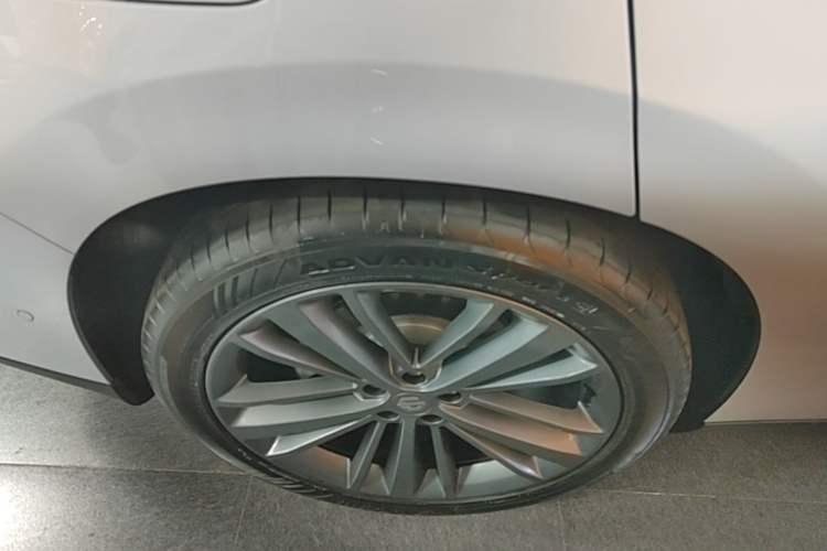 Used Leapmotor C16 2026 Extended-Range 280 LiDAR Zhizun Edition 5 Seats Right Rear Wheel Hub