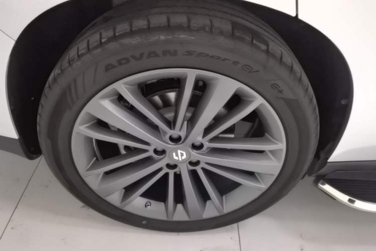 Used Leapmotor C16 2026 All-Electric 630 LiDAR Zhizun Edition 6 Seats Right Rear Wheel Hub