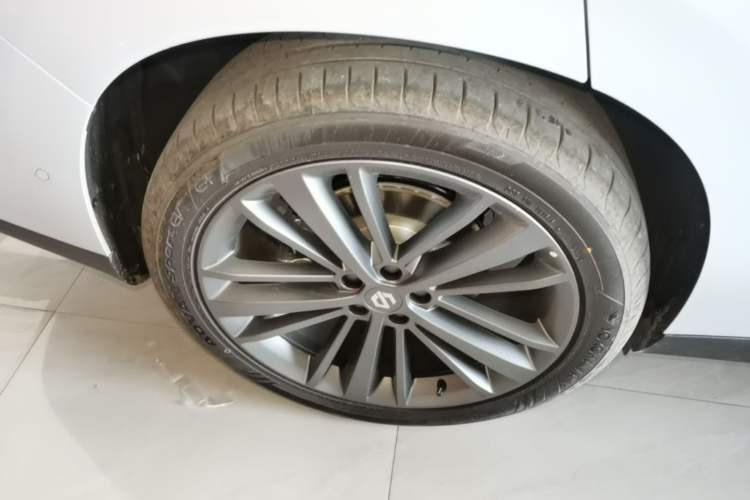 Used Leapmotor C16 2026 All-Electric 630 LiDAR Zhizun Edition 6 Seats Right Rear Wheel Hub