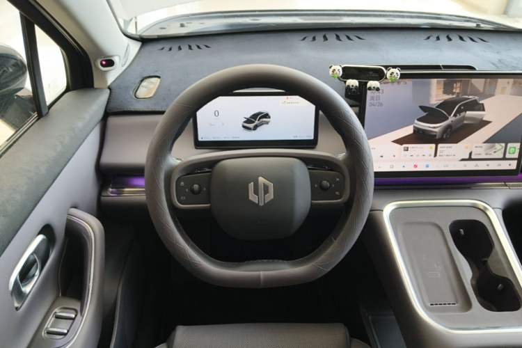 Used Leapmotor C16 2026 Extended-Range 280 LiDAR Zhizun Edition 6 Seats Steering Wheel