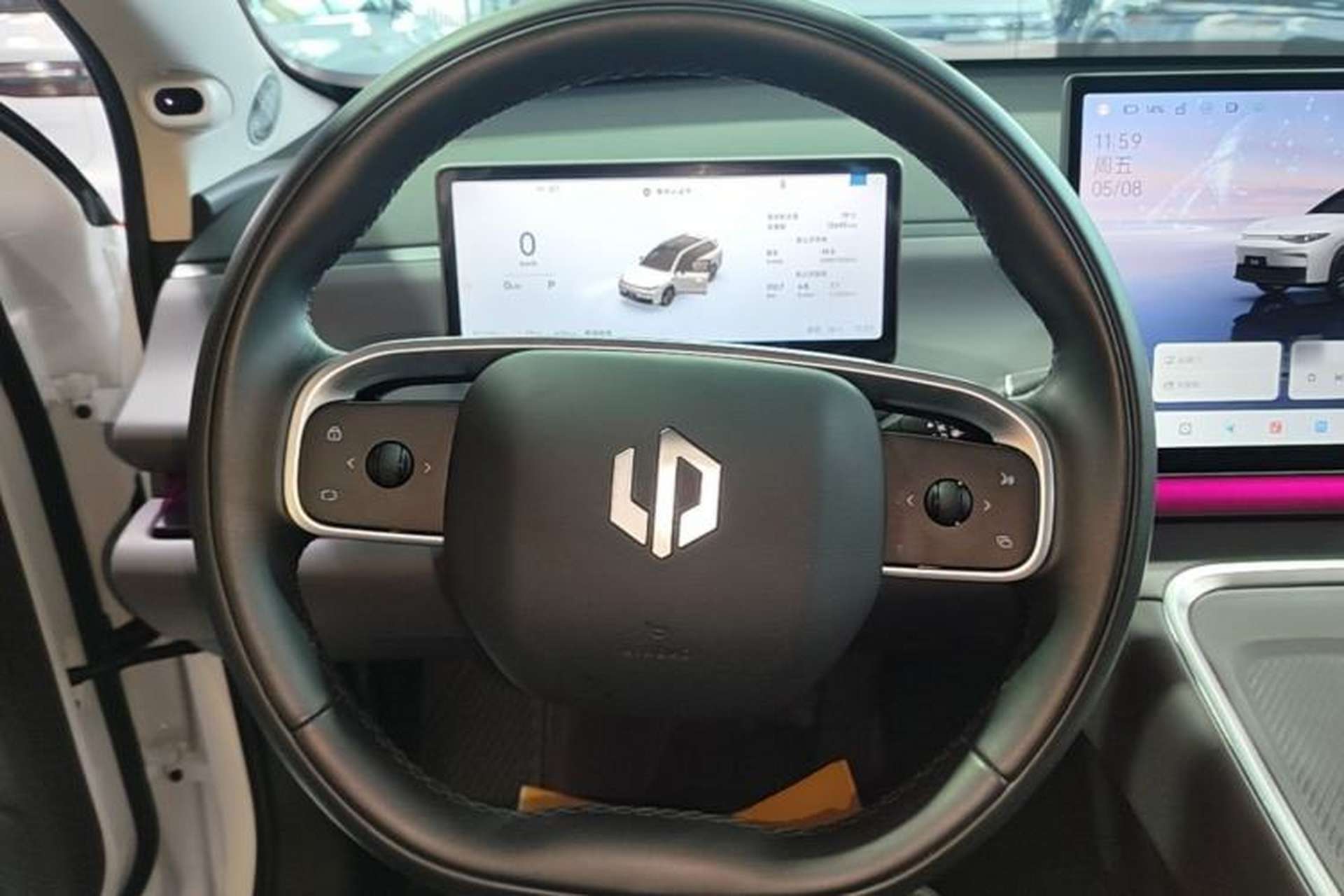 Used Leapmotor C16 2026 Extended-Range 280 LiDAR Zhizun Edition 6 Seats Steering Wheel