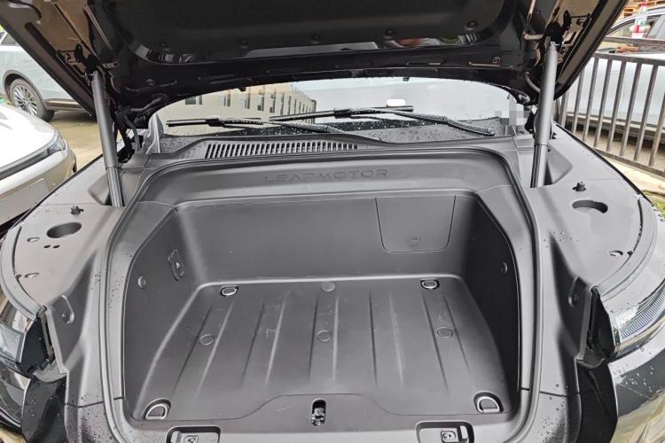 Used Leapmotor D19 2026 Pure Electric 720 Smart Luxury Edition Six-Seat Engine Bay