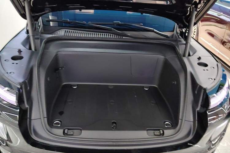 Used Leapmotor D19 2026 Pure Electric 720 Smart Luxury Edition Six-Seat Engine Bay