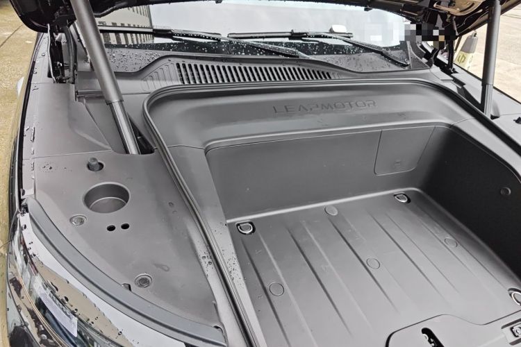 Used Leapmotor D19 2026 Pure Electric 720 Smart Luxury Edition Six-Seat Engine Bay Right