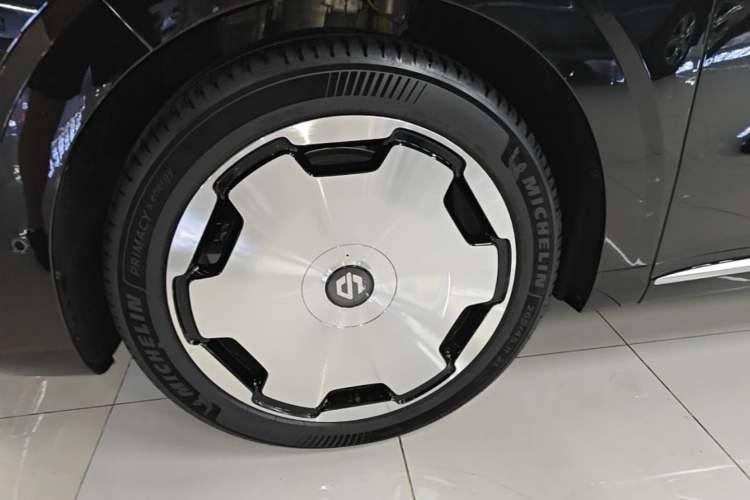 Used Leapmotor D19 2026 Pure Electric 720 Smart Luxury Edition Six-Seat Left Front Wheel Hub