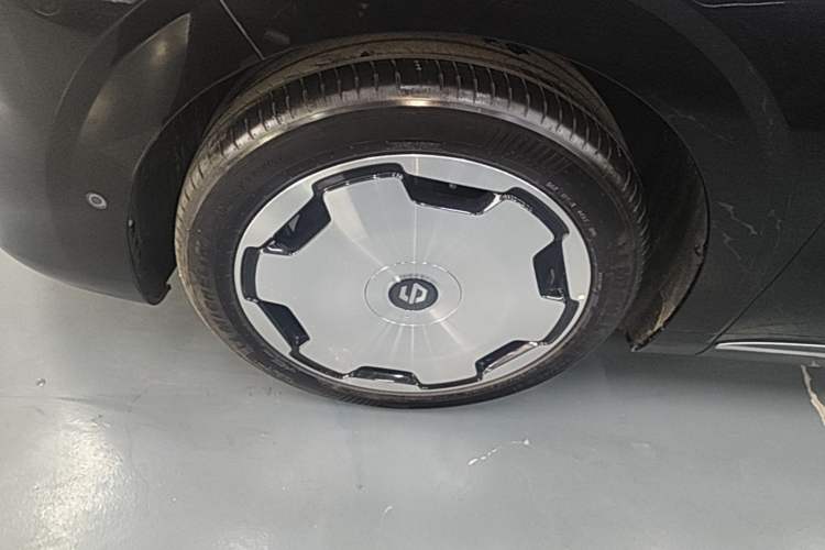 Used Leapmotor D19 2026 Pure Electric 720 Smart Luxury Edition Six-Seat Left Front Wheel Hub