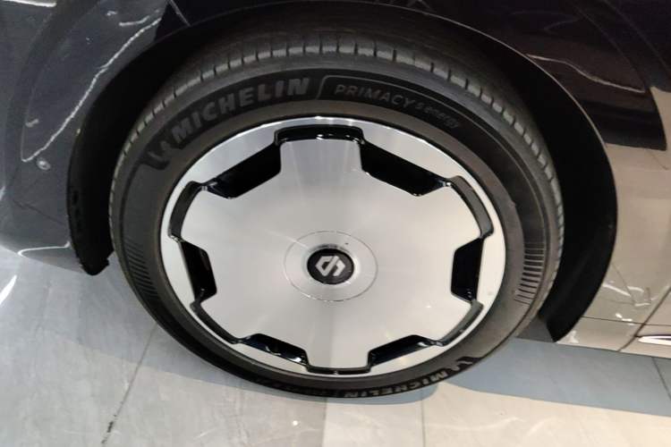 Used Leapmotor D19 2026 Pure Electric 720 Smart Luxury Edition Six-Seat Left Front Wheel Hub