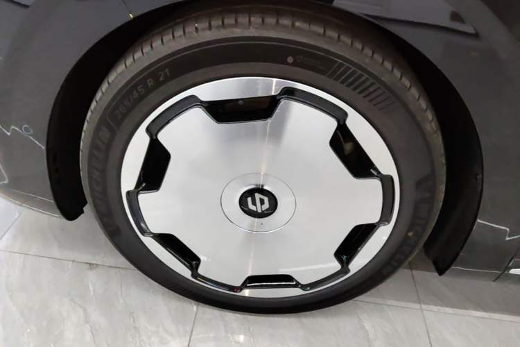 Used Leapmotor D19 2026 Pure Electric 720 Smart Luxury Edition Six-Seat Left Front Wheel Hub