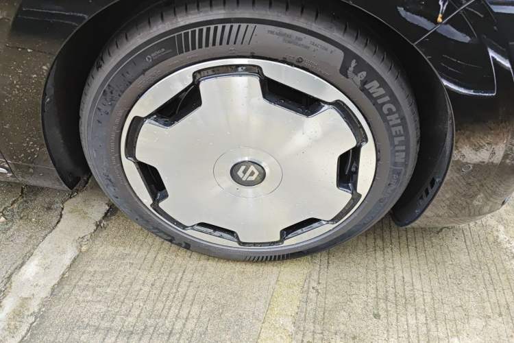 Used Leapmotor D19 2026 Pure Electric 720 Smart Luxury Edition Six-Seat Right Front Wheel Hub