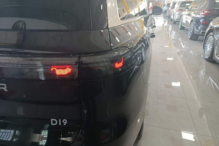 Used Leapmotor D19 2026 Pure Electric 720 Smart Luxury Edition Six-Seat Right Rear Taillight