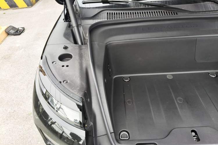Used Leapmotor D19 2026 Pure Electric 720 Smart Luxury Edition Six-Seat Engine Bay Right