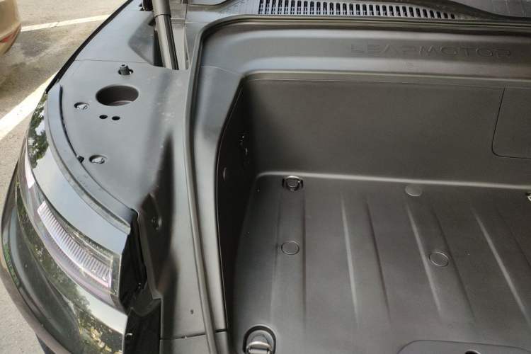 Used Leapmotor D19 2026 Pure Electric 720 Smart Luxury Edition Six-Seat Engine Bay Right
