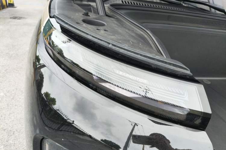 Used Leapmotor D19 2026 Pure Electric 720 Smart Luxury Edition Six-Seat Right Front Headlight