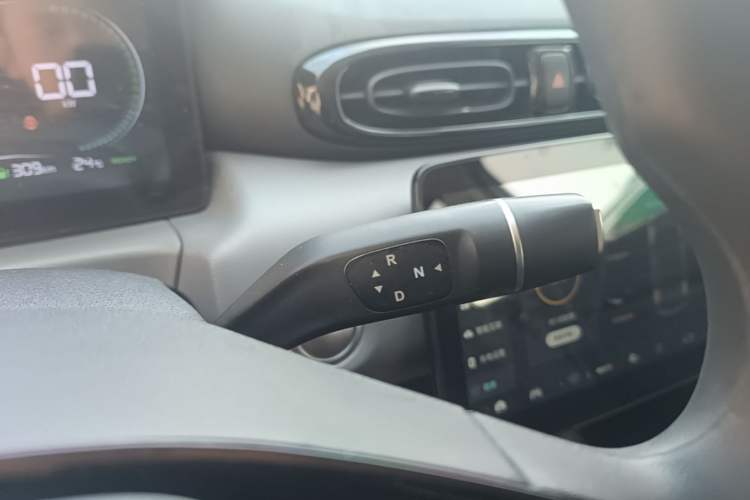 Used Leapmotor T03 2021 400 Lite Edition - Lithium-Ion Battery Gear Lever