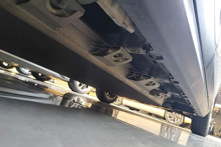 Used Leapmotor T03 2021 400 Lite Edition - Lithium-Ion Battery Right Side Sill