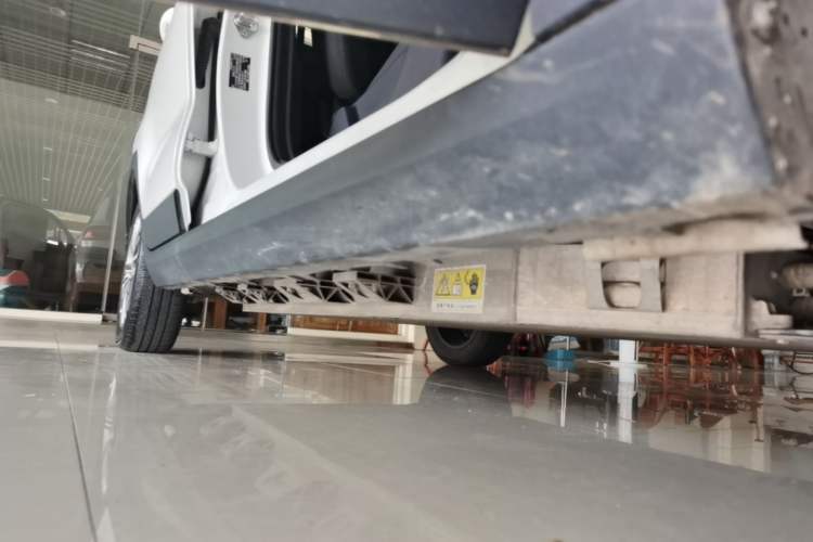 Used Leapmotor T03 2021 400 Lite Edition - Lithium-Ion Battery Right Side Sill