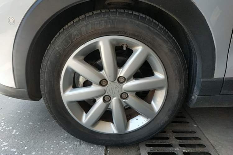 Used Leapmotor T03 2022 Star Diamond Edition Left Front Wheel Hub