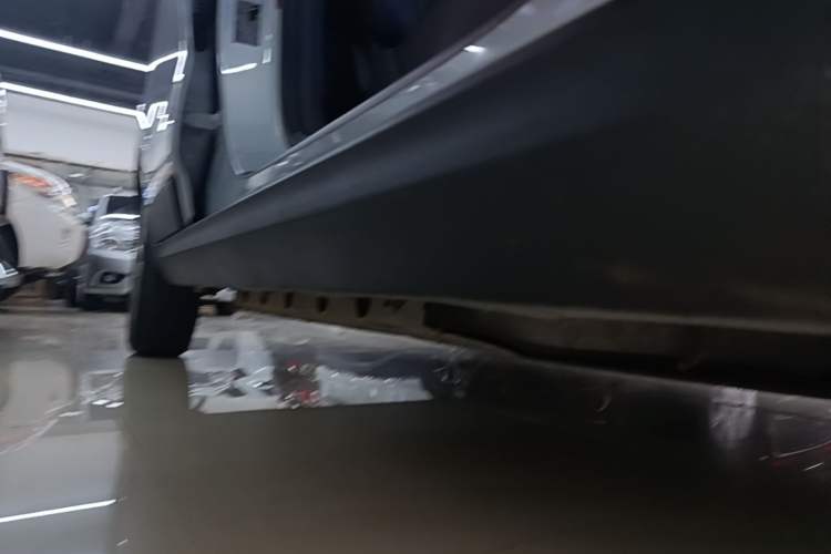 Used Leapmotor T03 2022 Star Diamond Edition Right Side Sill