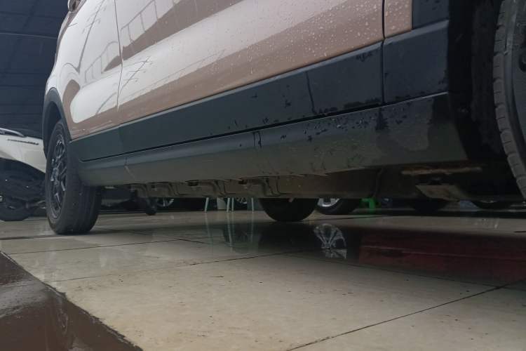 Used Leapmotor T03 2023 310 Lite Edition Right Side Sill