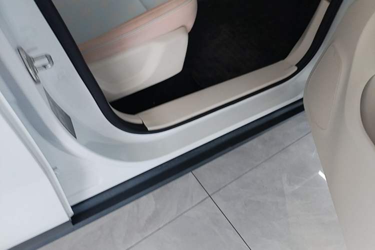 Used Leapmotor T03 2024 200 Lite Edition Right Side Sill