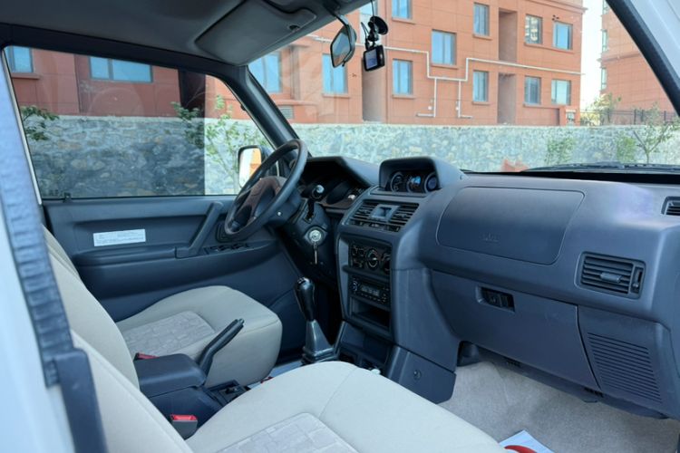 Used Leopaard 6481 2014 2.2L Manual 4x4 Interior 2