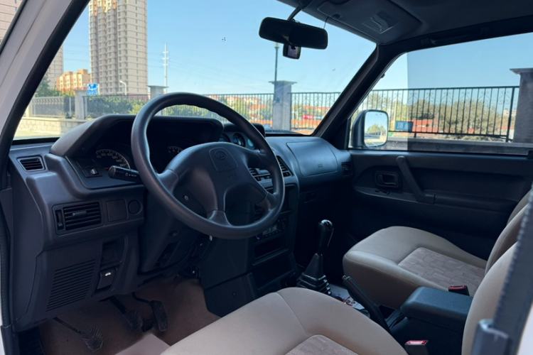 Used Leopaard 6481 2014 2.2L Manual 4x4 Interior 6