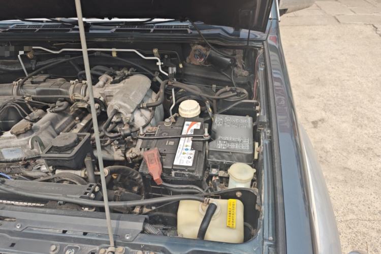 Used Leopaard 6481 2009 2.2L Manual Two-Wheel Drive Engine Bay Left