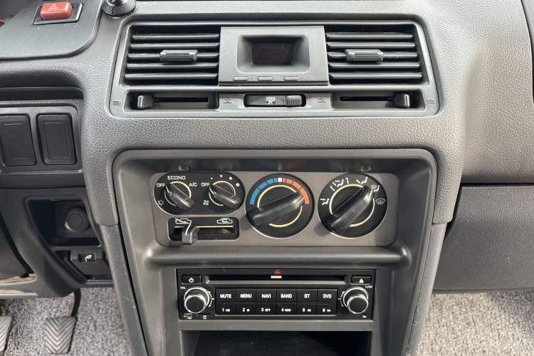 Used Leopaard 6481 2009 2.2L Manual Two-Wheel Drive Interior 5