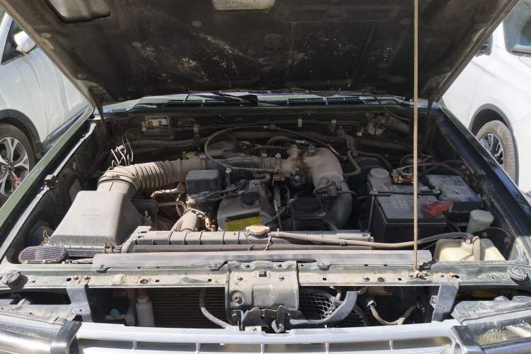 Used Leopaard 6481 2014 2.2L Manual 4x4 Engine Bay