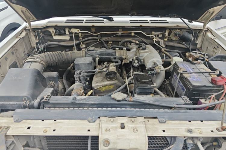 Used Leopaard 6481 2014 2.2L Manual Two-Wheel Drive Engine Bay