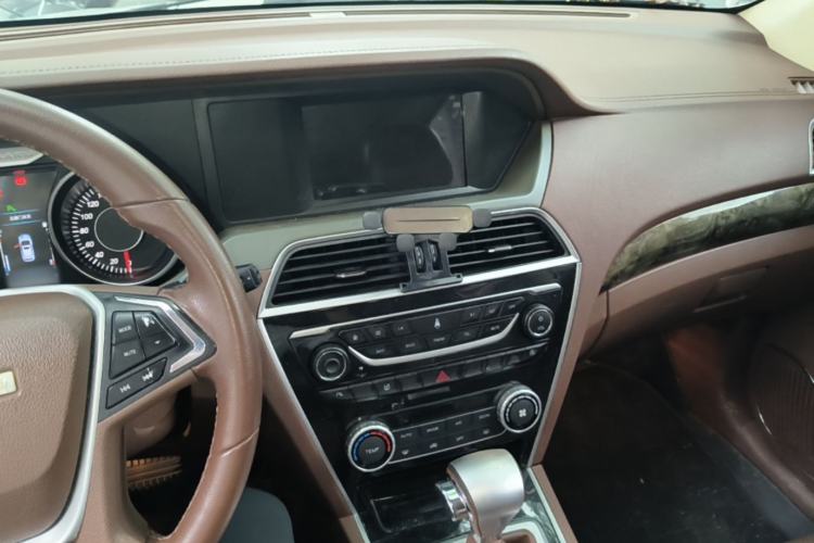 Used Leopaard CS10 2017 1.5T CVT Luxury Model Center Console