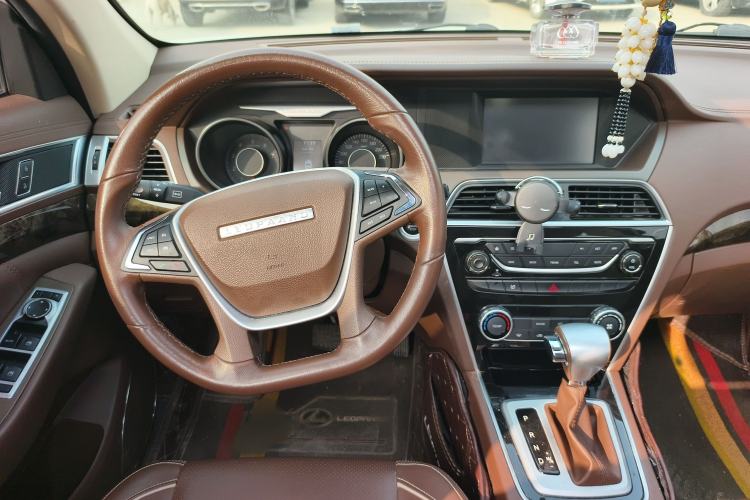 Used Leopaard CS10 2017 2.0T Automatic Urban Version Interior 4