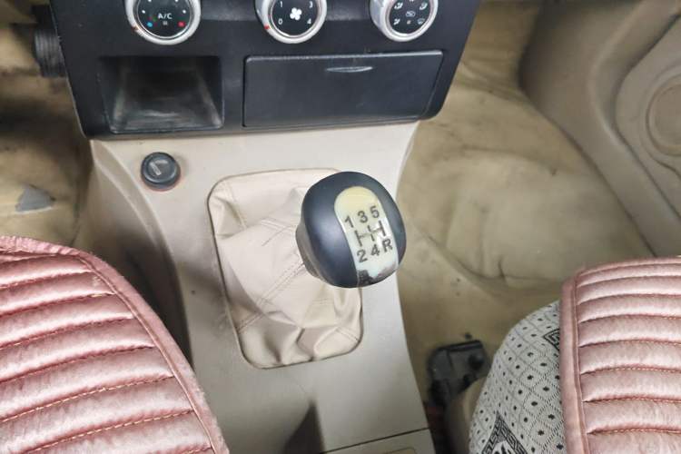 Used Leopaard Feiting 2010 Fashion Edition 1.5L Two-Wheel Drive Comfort Version Gear Lever