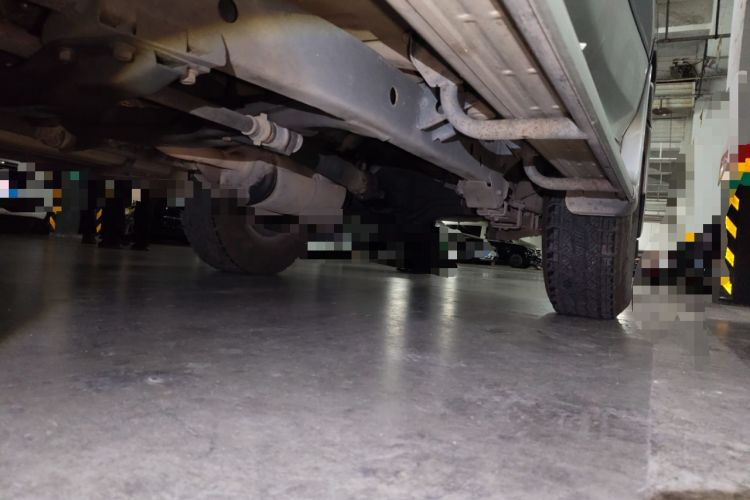 Used Leopaard Heijingang 2009 2.5T Diesel Two-Wheel Drive Chassis Front Left